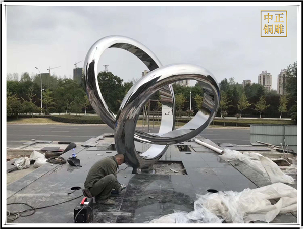 定做不銹鋼廣場雕塑.jpg 定做不銹鋼廣場雕塑.jpg