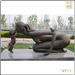大型母女親吻銅雕塑