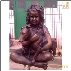 小型抱小狗銅雕塑鑄造 