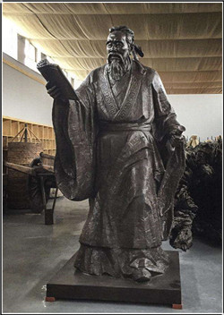手持書卷的孔子銅雕塑