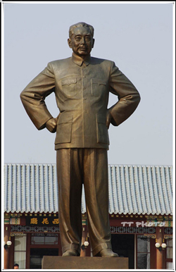 雙手叉腰的周恩來銅雕